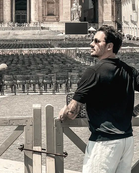 Lucas Steffen na Praça de São Pedro, no Vaticano